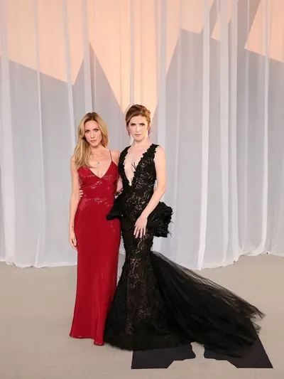 Anna Kendrick hands