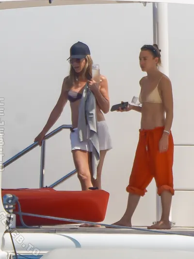 Jennifer Aniston nude leaked photos
