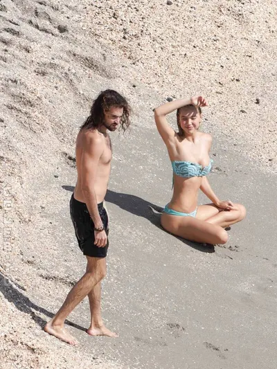 Alexis ren nackt